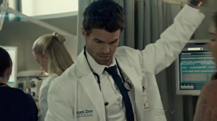 VampireDiariesWorld-dot-org_SavingHope2x01-0454.jpg