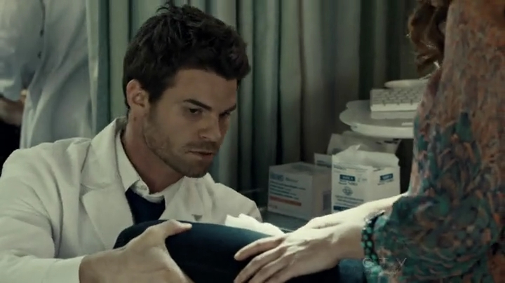 VampireDiariesWorld-dot-org_SavingHope2x01-0465.jpg