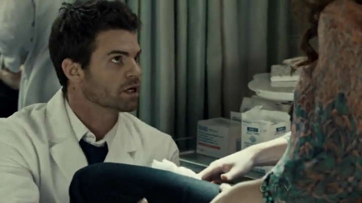 VampireDiariesWorld-dot-org_SavingHope2x01-0466.jpg