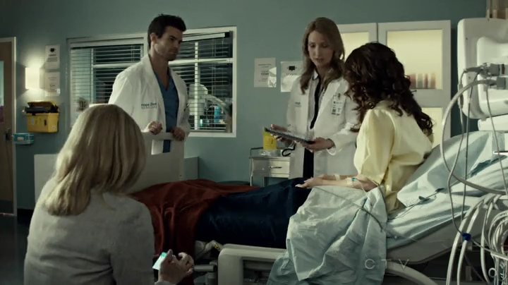 VampireDiariesWorld-dot-org_SavingHope2x01-1256.jpg