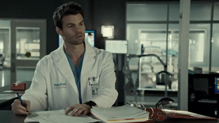 VampireDiariesWorld-dot-org_SavingHope2x01-2170.jpg