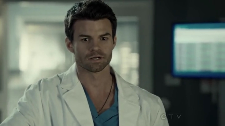 VampireDiariesWorld-dot-org_SavingHope2x01-2183.jpg