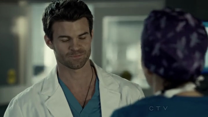 VampireDiariesWorld-dot-org_SavingHope2x01-2190.jpg