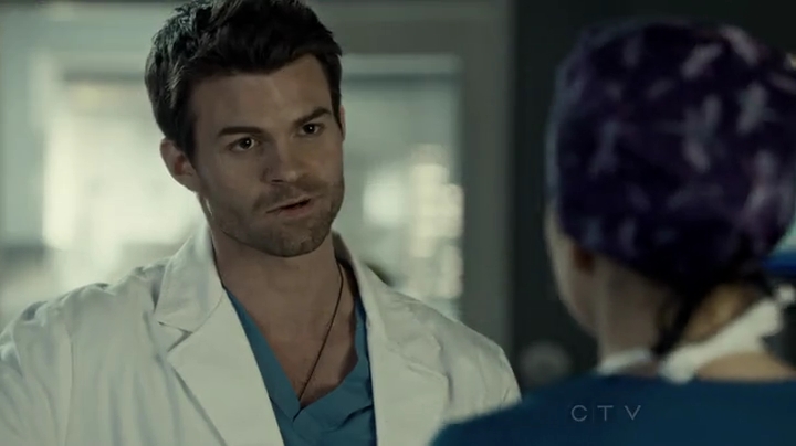 VampireDiariesWorld-dot-org_SavingHope2x01-2201.jpg