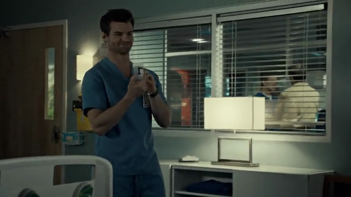 VampireDiariesWorld-dot-org_SavingHope2x01-2252.jpg