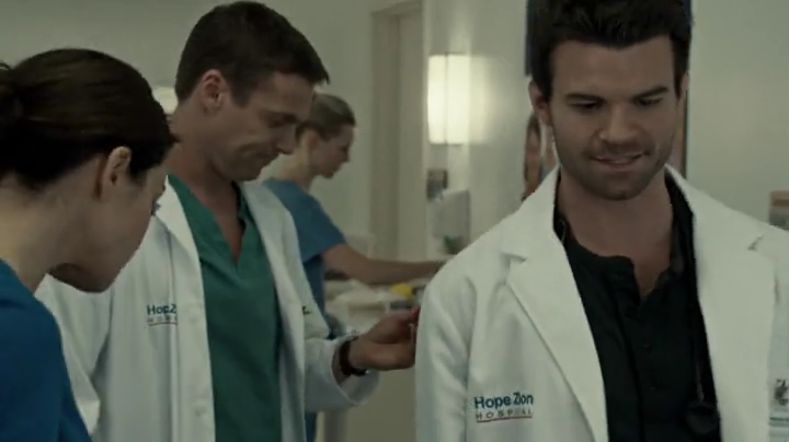 VampireDiariesWorld-dot-org_SavingHope2x01-0319.jpg