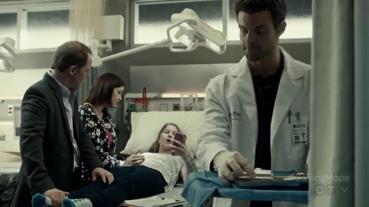 VampireDiariesWorld-dot-org_SavingHope2x01-0474.jpg