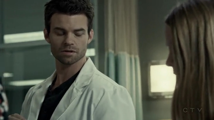 VampireDiariesWorld-dot-org_SavingHope2x01-0945.jpg