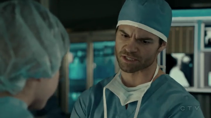 VampireDiariesWorld-dot-org_SavingHope2x01-1934.jpg