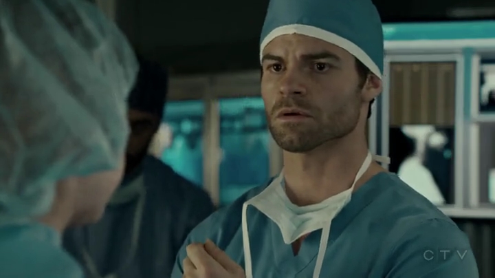 VampireDiariesWorld-dot-org_SavingHope2x01-1943.jpg