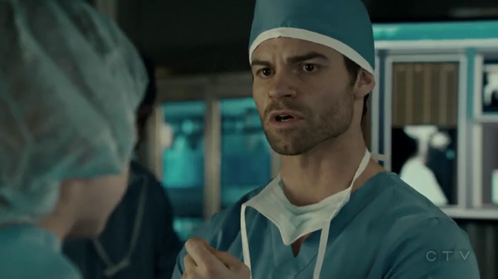 VampireDiariesWorld-dot-org_SavingHope2x01-1946.jpg