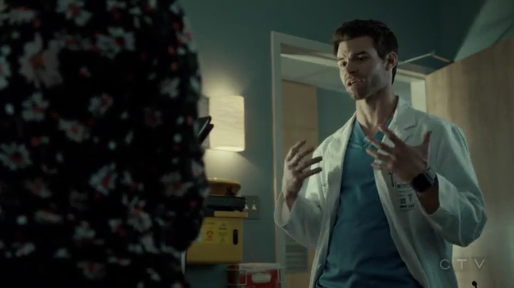 VampireDiariesWorld-dot-org_SavingHope2x01-2250.jpg