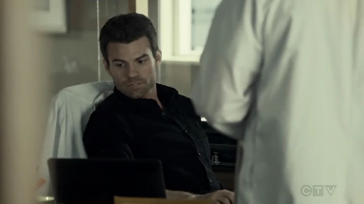 VampireDiariesWorld-dot-org_SavingHope2x03-1002.jpg