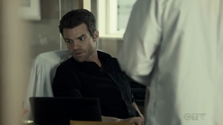 VampireDiariesWorld-dot-org_SavingHope2x03-1003.jpg