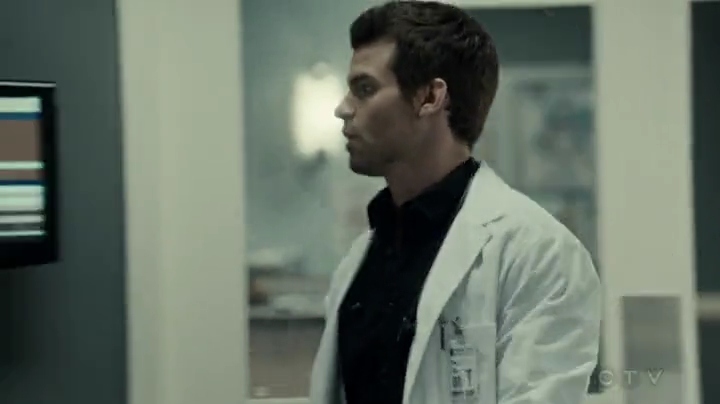 VampireDiariesWorld-dot-org_SavingHope2x03-1519.jpg