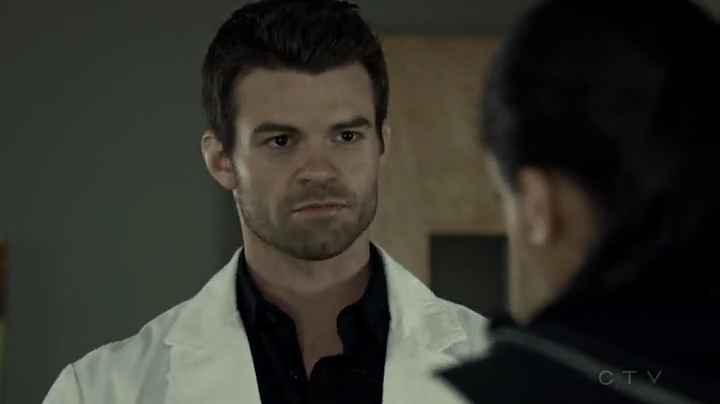 VampireDiariesWorld-dot-org_SavingHope2x03-1566.jpg