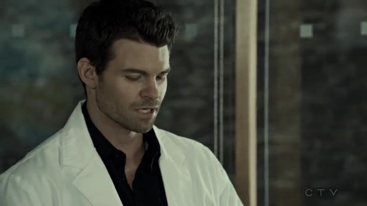 VampireDiariesWorld-dot-org_SavingHope2x03-1585.jpg