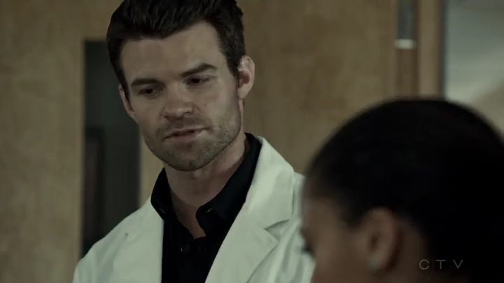 VampireDiariesWorld-dot-org_SavingHope2x03-1595.jpg