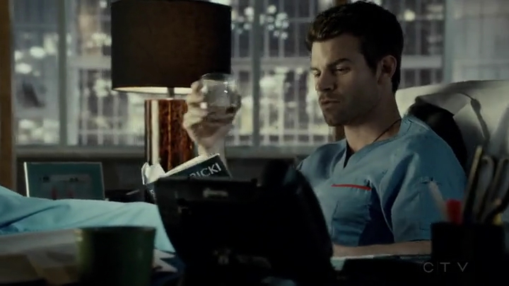 VampireDiariesWorld-dot-org_SavingHope2x03-2355.jpg