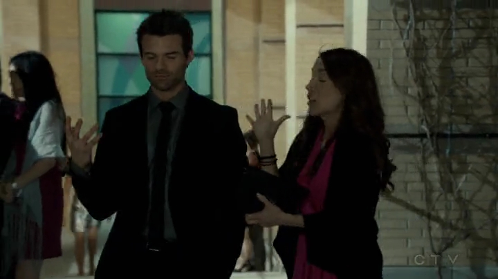 VampireDiariesWorld-dot-org_SavingHope2x04-2458.jpg