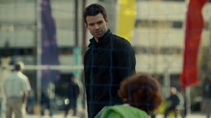 VampireDiariesWorld-dot-org_SavingHope2x06-2360.jpg