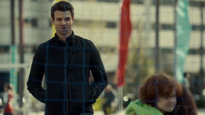 VampireDiariesWorld-dot-org_SavingHope2x06-2385.jpg