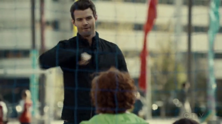 VampireDiariesWorld-dot-org_SavingHope2x06-2391.jpg