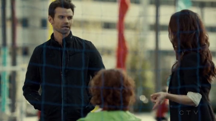 VampireDiariesWorld-dot-org_SavingHope2x06-2398.jpg