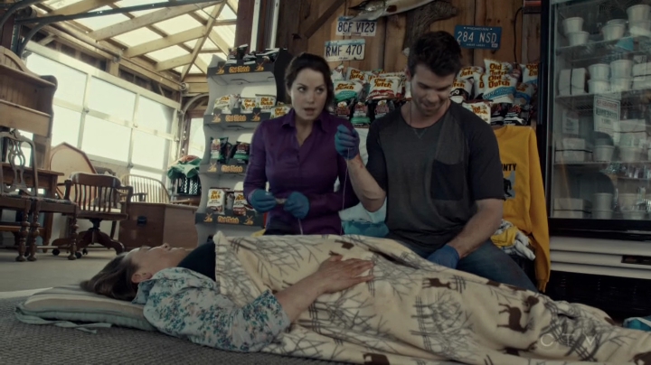 VampireDiariesWorld-dot-org_SavingHope2x08-0822.jpg