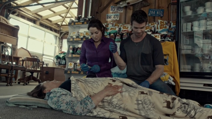 VampireDiariesWorld-dot-org_SavingHope2x08-0823.jpg