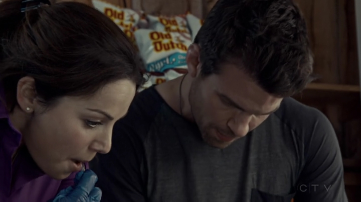 VampireDiariesWorld-dot-org_SavingHope2x08-0865.jpg