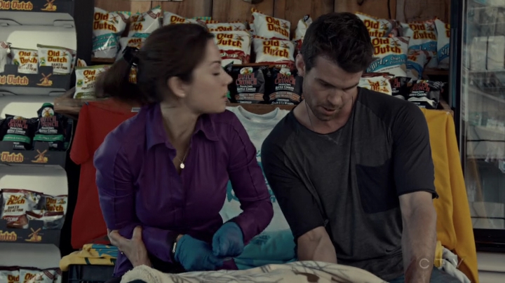 VampireDiariesWorld-dot-org_SavingHope2x08-0883.jpg