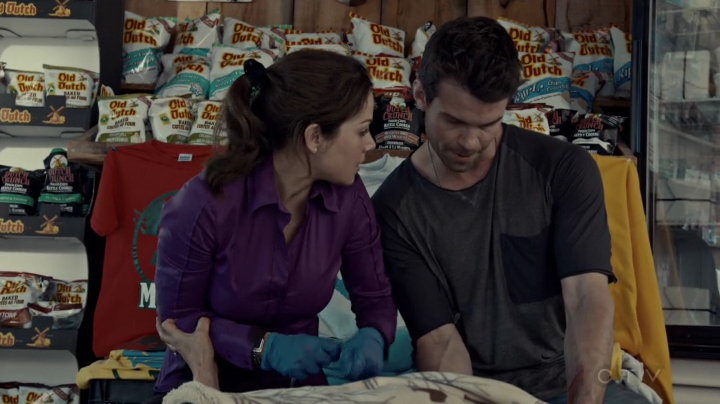 VampireDiariesWorld-dot-org_SavingHope2x08-0884.jpg