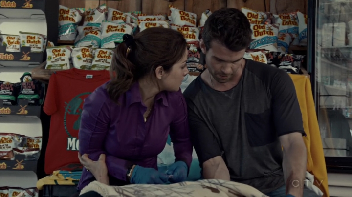 VampireDiariesWorld-dot-org_SavingHope2x08-0885.jpg