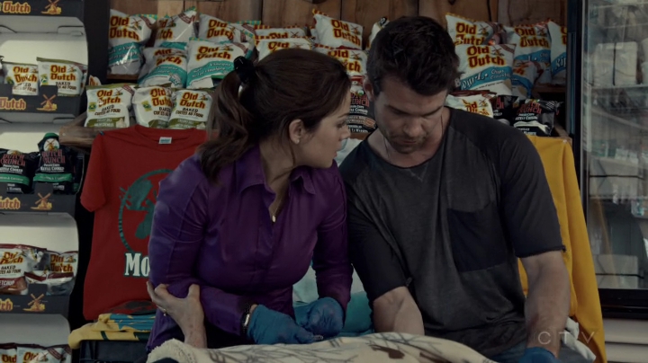 VampireDiariesWorld-dot-org_SavingHope2x08-0886.jpg