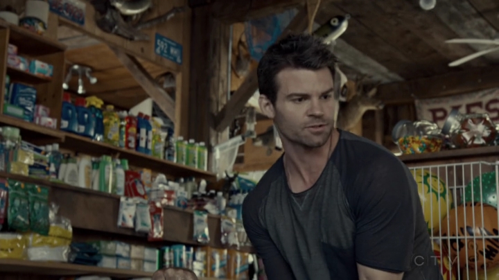 VampireDiariesWorld-dot-org_SavingHope2x08-1206.jpg