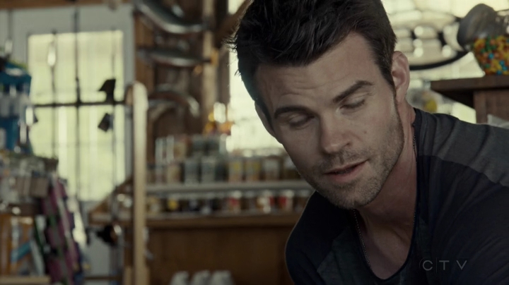 VampireDiariesWorld-dot-org_SavingHope2x08-1217.jpg