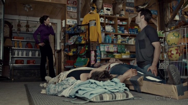 VampireDiariesWorld-dot-org_SavingHope2x08-1232.jpg