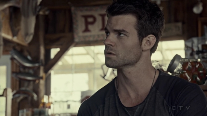 VampireDiariesWorld-dot-org_SavingHope2x08-1241.jpg