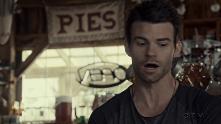 VampireDiariesWorld-dot-org_SavingHope2x08-1249.jpg