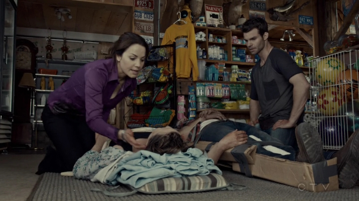 VampireDiariesWorld-dot-org_SavingHope2x08-1257.jpg