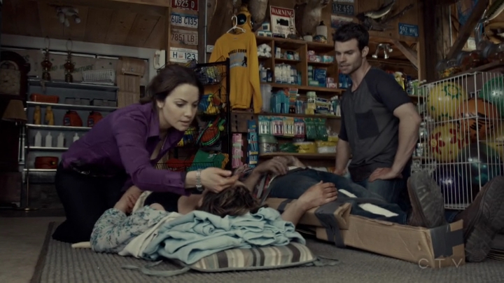 VampireDiariesWorld-dot-org_SavingHope2x08-1258.jpg