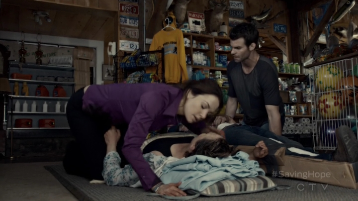 VampireDiariesWorld-dot-org_SavingHope2x08-1400.jpg