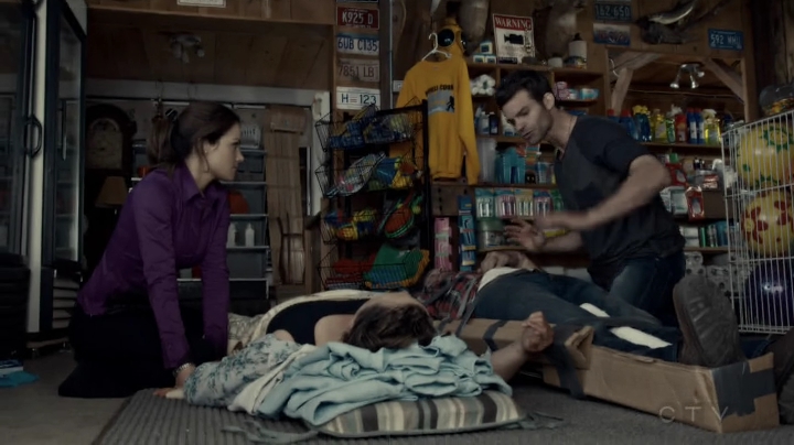 VampireDiariesWorld-dot-org_SavingHope2x08-1420.jpg