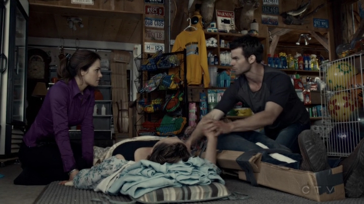 VampireDiariesWorld-dot-org_SavingHope2x08-1422.jpg