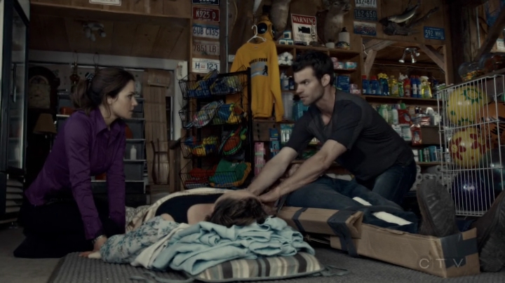 VampireDiariesWorld-dot-org_SavingHope2x08-1423.jpg