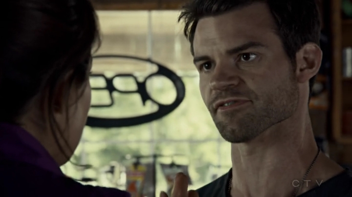 VampireDiariesWorld-dot-org_SavingHope2x08-1440.jpg