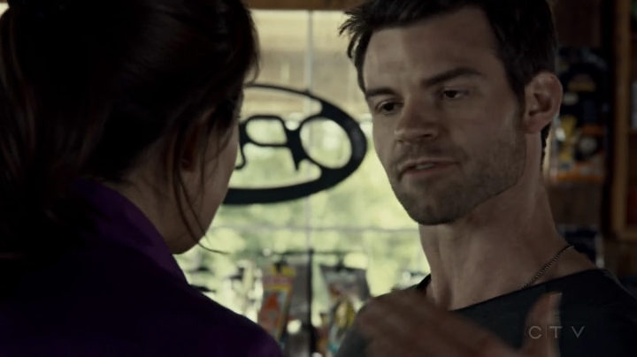 VampireDiariesWorld-dot-org_SavingHope2x08-1447.jpg