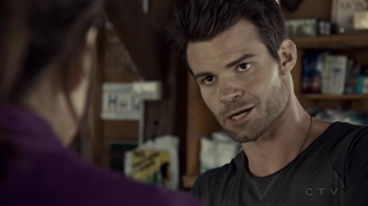 VampireDiariesWorld-dot-org_SavingHope2x08-1718.jpg