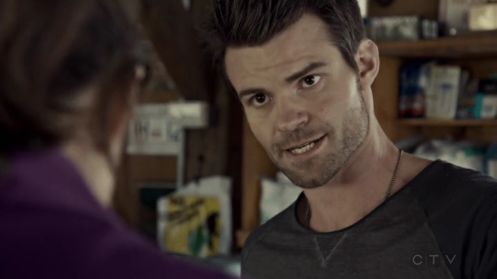 VampireDiariesWorld-dot-org_SavingHope2x08-1720.jpg